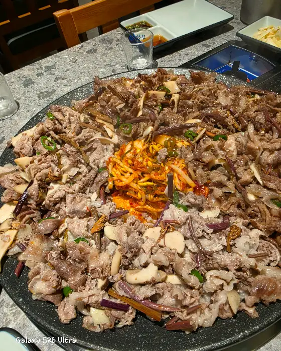 푸짐하게 차려진 볶음밥