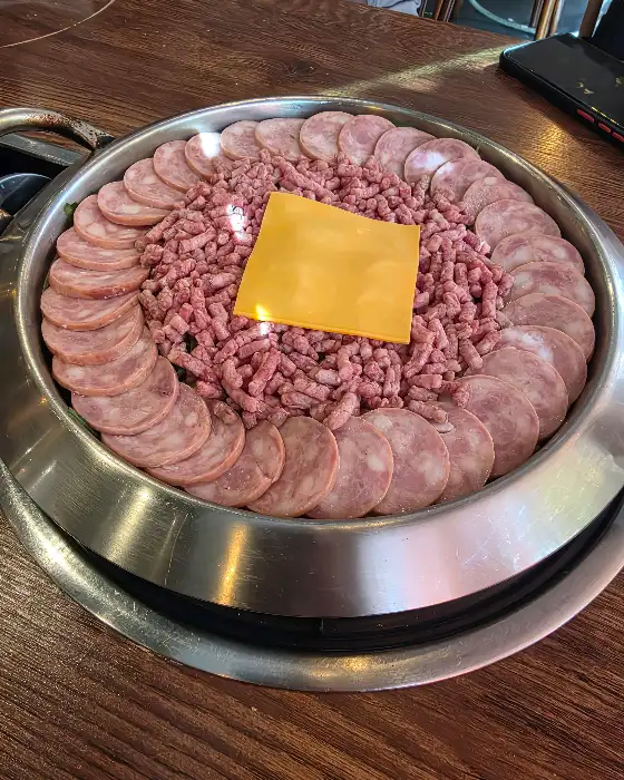 햄과 고기로 채워진 부대찌개