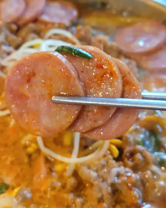 집게로 집은 햄 조각