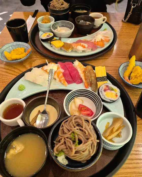 진심모듬세트의 참치, 새우, 계란 초밥 등