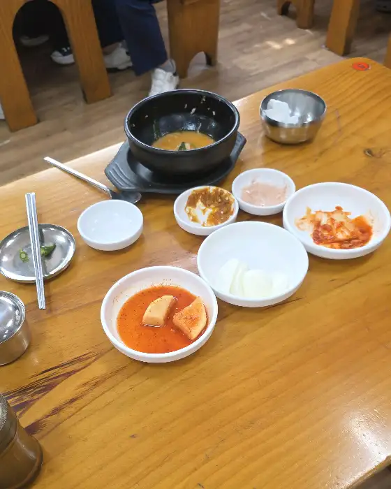 식탁 위에 차려진 돼지국밥과 밑반찬 모습