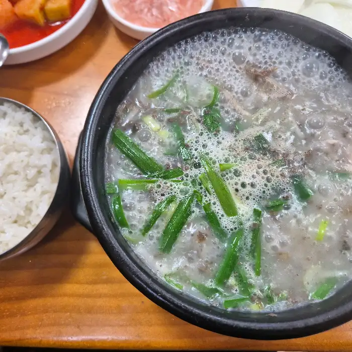 김이 모락모락 나는 돼지국밥 모습