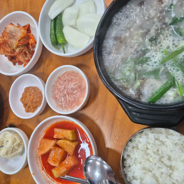 돼지국밥과 함께 제공되는 밑반찬 모습