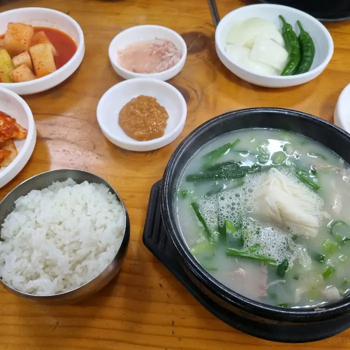 국밥 속 푸짐한 돼지고기 모습