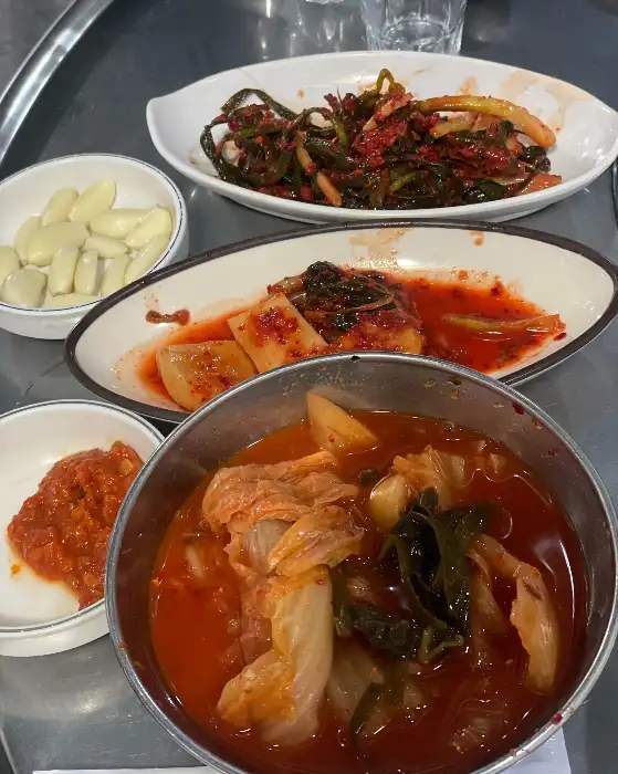 다양한 김치와 젓갈 등 푸짐한 밑반찬의 모습