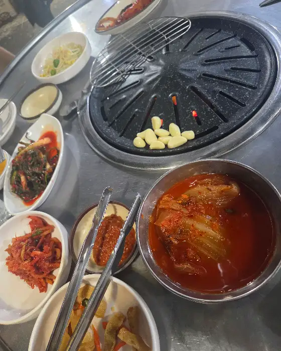 테이블에 세팅된 다양한 찬과 불판의 모습