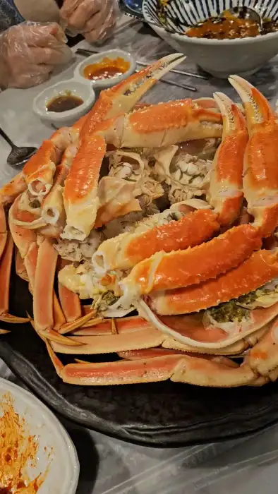 푸짐하게 차려진 대게 한 상