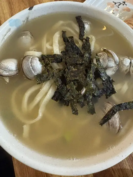 바지락 칼국수 그릇 속의 신선한 바지락