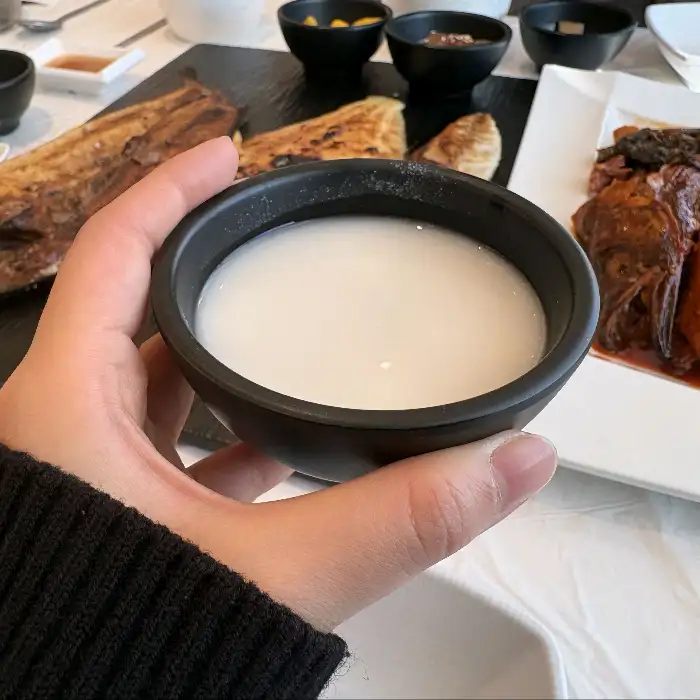 막걸리 한 잔과 함께 나온 음식