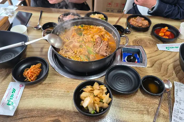 식탁 위 뼈해장국