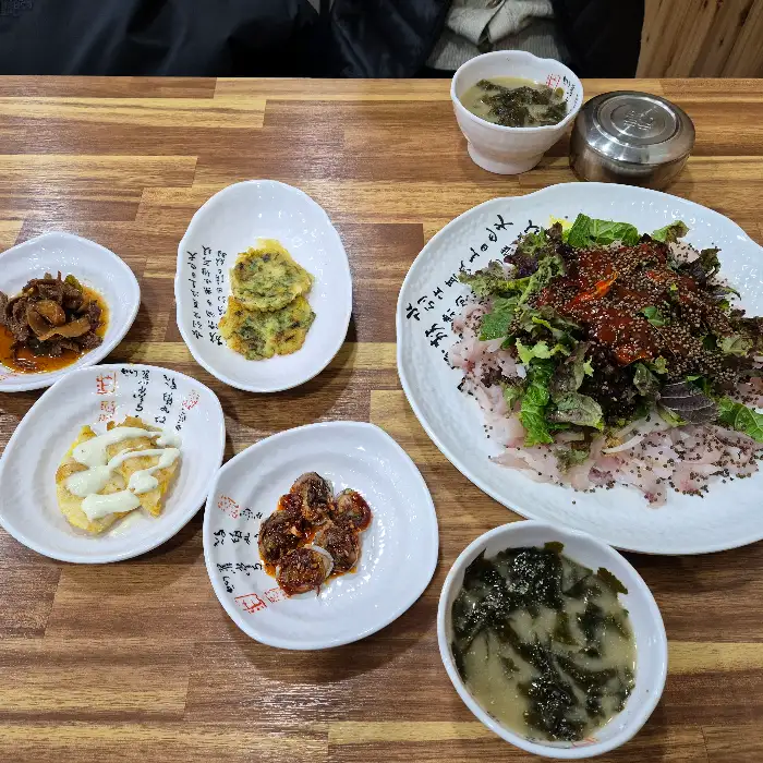 회무침과 함께 나온 반찬들