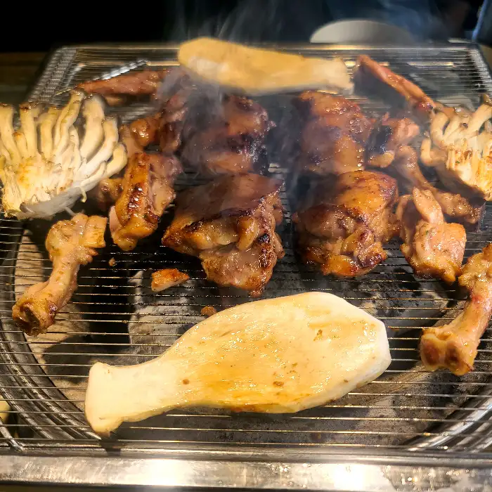 숯불 위에서 맛있게 구워지는 닭고기