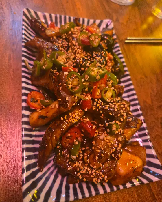 마라 소스가 뿌려진 유린기 요리