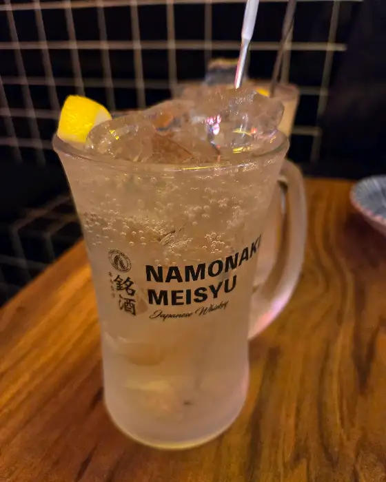 얼음과 레몬이 띄워진 하이볼 잔
