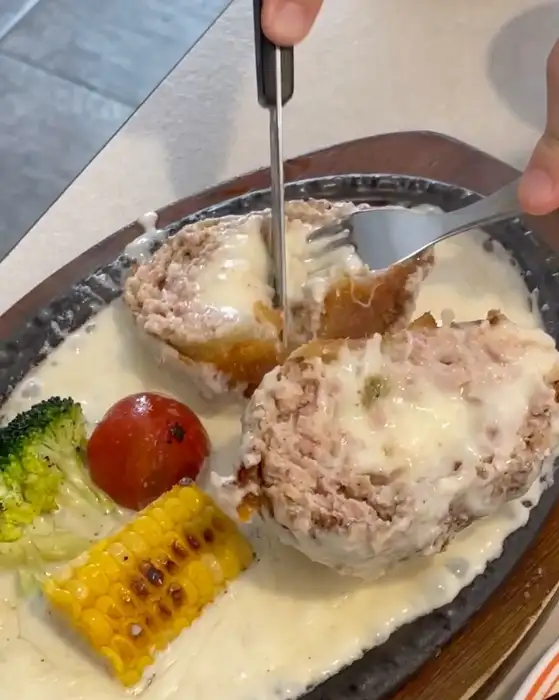 철판 치즈 돈까스를 자르는 모습