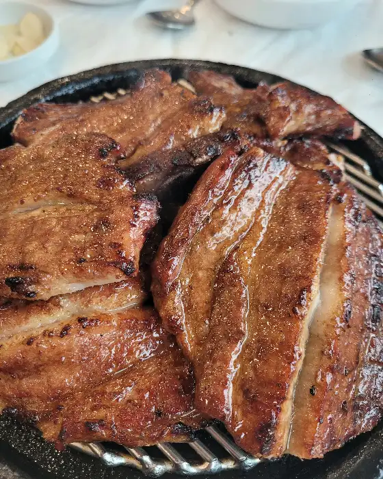 숯불에 구워진 석갈비