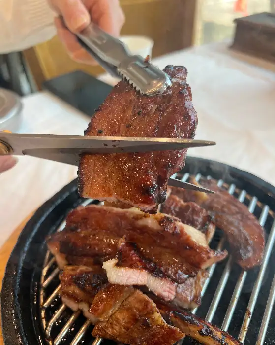 석갈비 자르는 모습