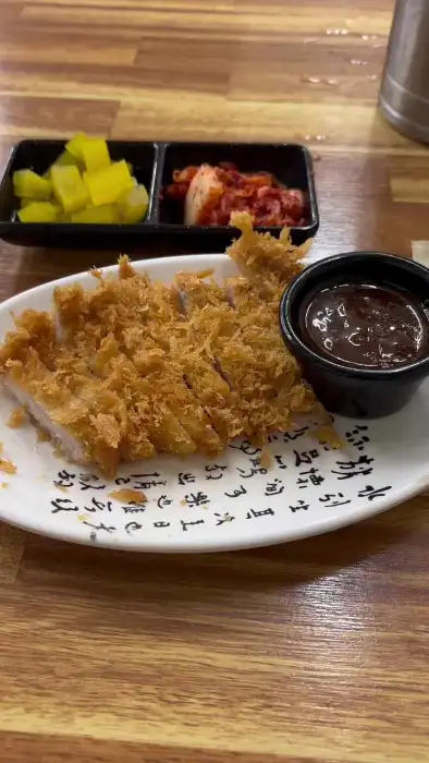 잘 썰어진 돈까스 조각