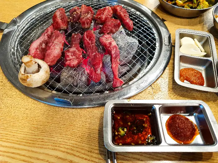 숯불에 구워지는 신선한 소갈비살