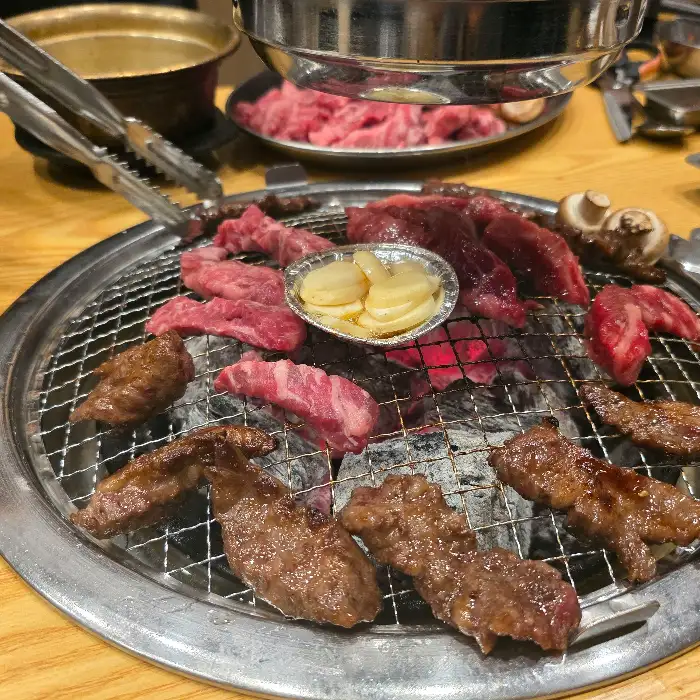 숯불 위에서 익어가는 다양한 부위의 고기