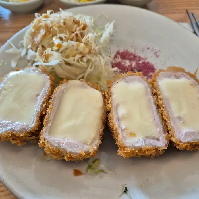 치즈가 흘러나오는 치즈카츠 조각들