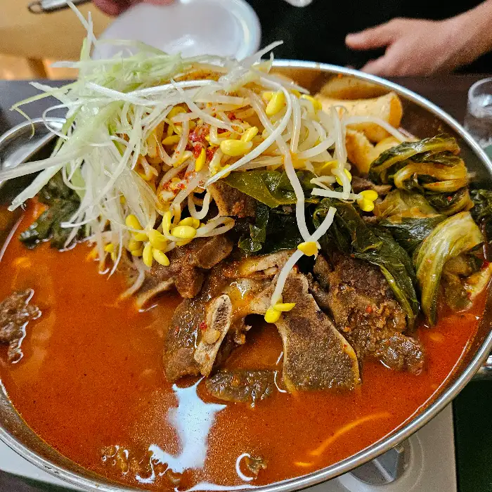 설담재의 매운 소뼈찜 모습