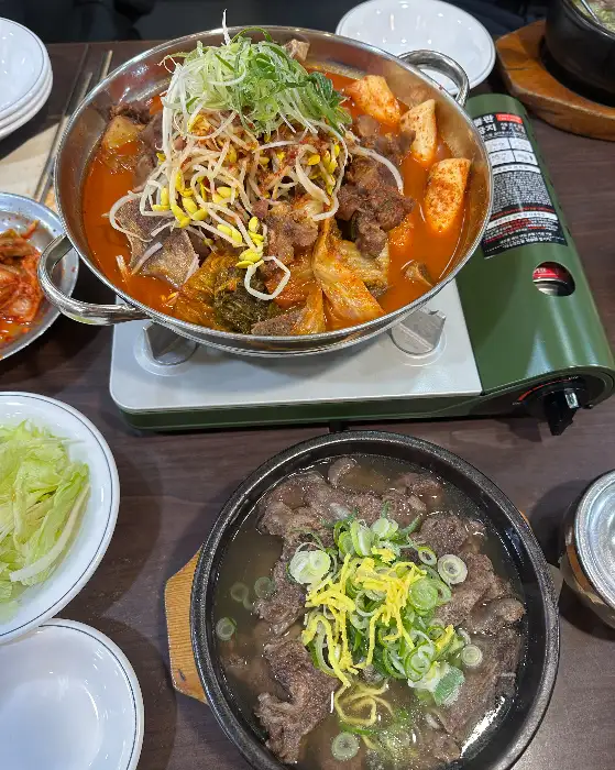 매운 소뼈찜과 설렁탕을 함께 담은 모습