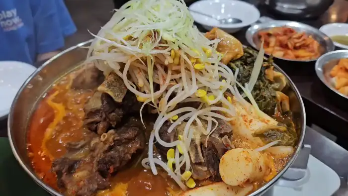 푸짐하게 담긴 매운 소뼈찜의 클로즈업