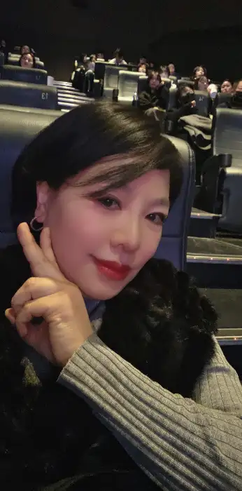 즐거운 표정의 여성