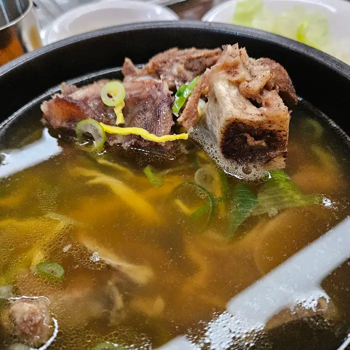 도가니탕 또는 갈비탕으로 추정되는 탕 메뉴