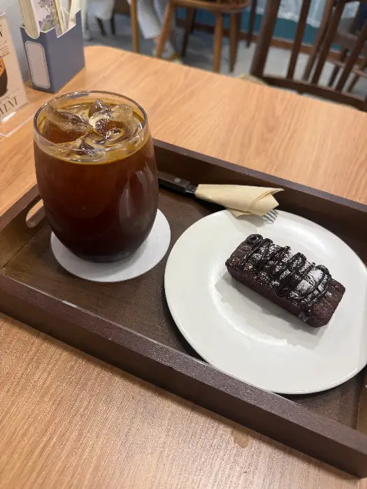 디저트와 함께 놓인 커피