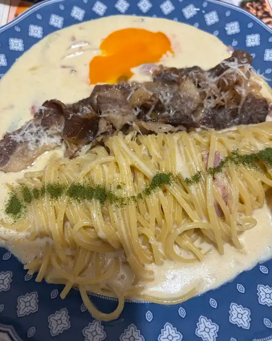 크림 소스 파스타와 계란 노른자, 고기