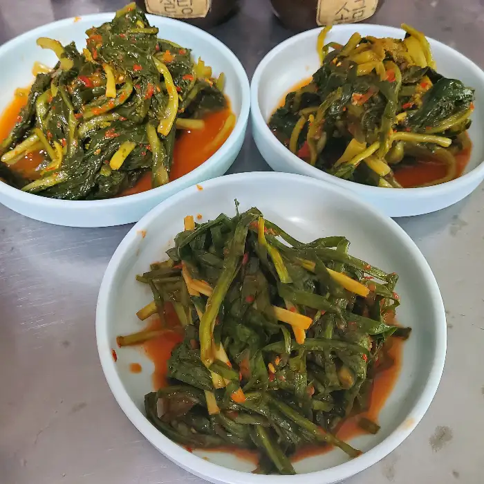 정갈하게 담긴 세 가지 김치