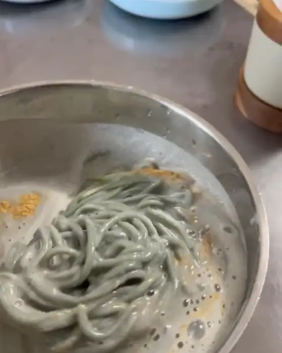 회색빛 콩국수 면발