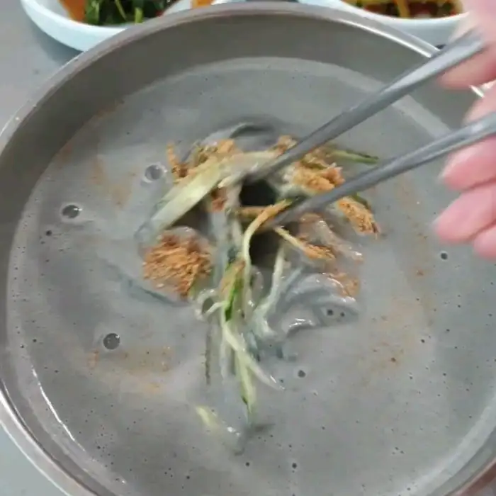 젓가락으로 집어 올린 콩국수 면발