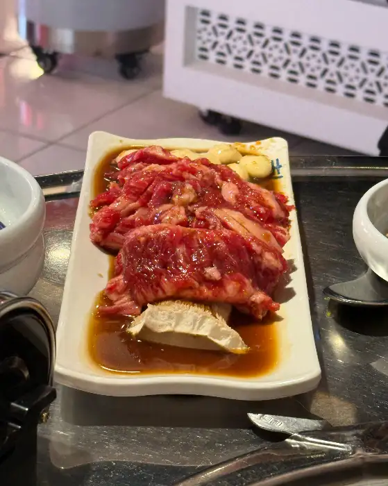 양념이 잘 베어 있는 짝갈비살이 접시에 담겨 있는 모습