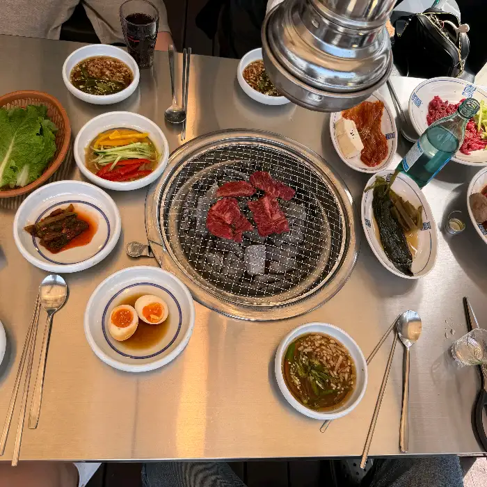 진해 설대포 식당 내부 테이블에 차려진 다양한 음식들