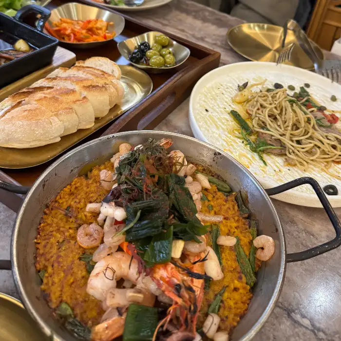 빠에야와 빵, 올리브