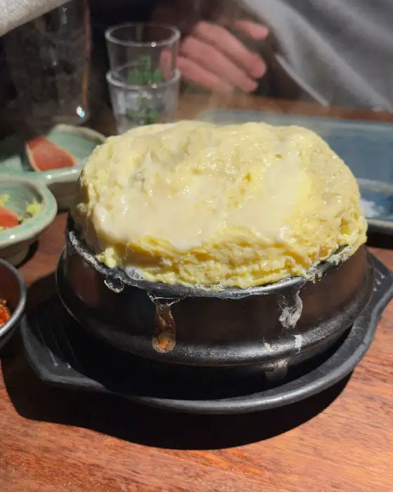 김이 모락모락 나는 부드러운 계란찜이 먹음직스럽습니다.