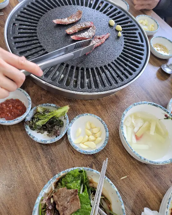 불판 위에서 구워지는 한우