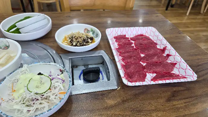 신선한 육회와 곁들임 음식