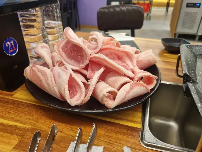얇게 썰려 나온 대패삼겹살