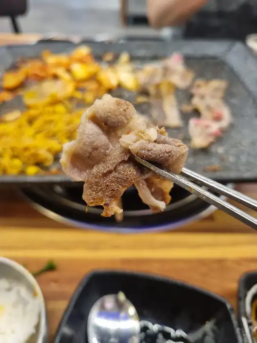 쌈을 싸서 먹는 고기 한 점