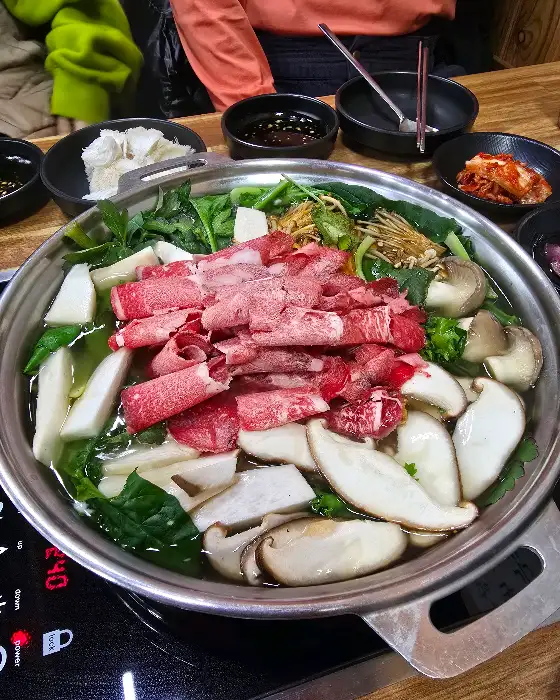 준비된 테이블 세팅과 반찬들
