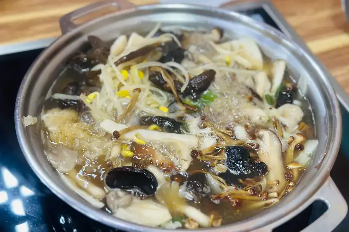 약초와 버섯이 끓고 있는 전골