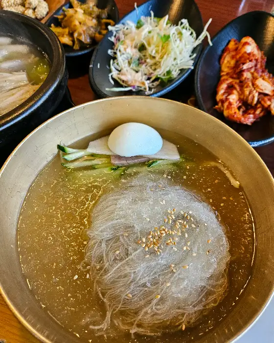 맑고 시원한 국물의 갈비탕과 푸짐한 고기, 면발의 조화가 돋보이는 비주얼