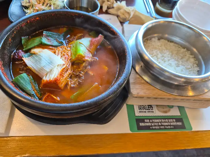 빨간 국물이 인상적인 얼큰한 갈비탕과 솥밥의 조합