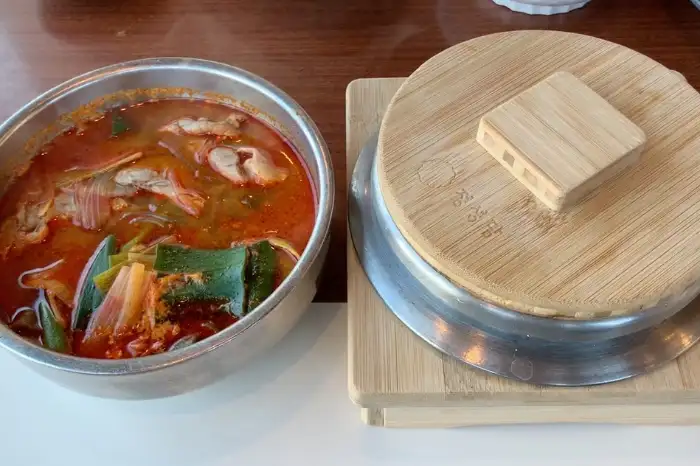푸짐한 육회와 신선한 채소가 어우러진 육회 비빔밥