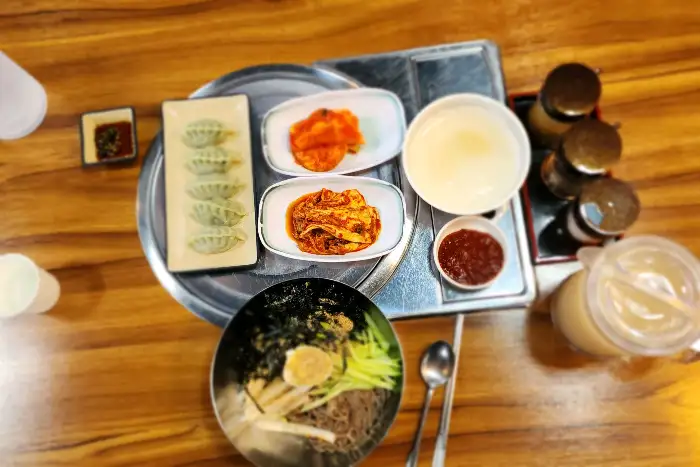 막국수와 밑반찬