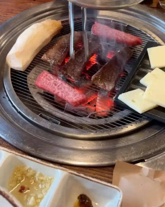 치즈와 함께 구워지는 소고기